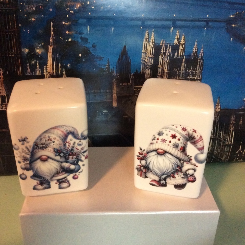 Christmas Gnome Salt & Pepper - Picture 1 of 1